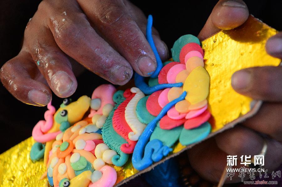 西藏日喀則地區(qū)仁布縣康雄鄉(xiāng)的藝人在制作酥油花（3月27日攝）。