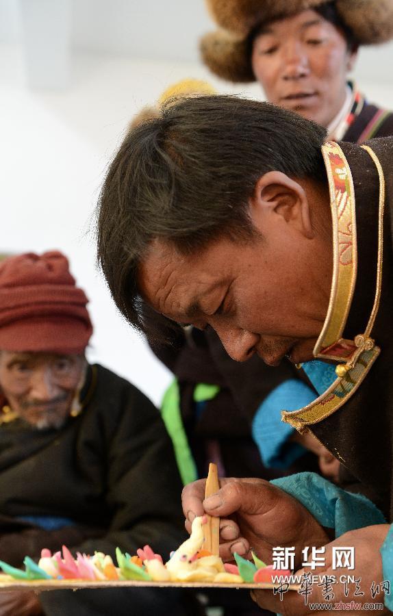 西藏日喀則地區(qū)仁布縣康雄鄉(xiāng)的藝人在制作酥油花（3月27日攝）。