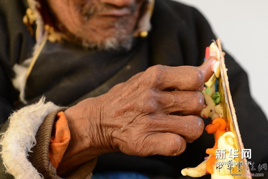 西藏日喀則地區(qū)仁布縣康雄鄉(xiāng)的藝人在制作酥油花（3月27日攝）。