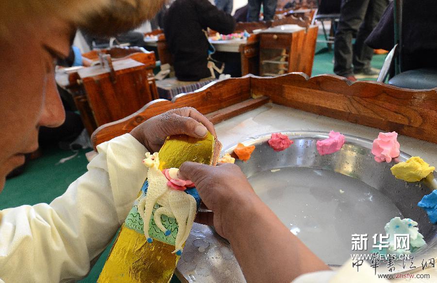 西藏日喀則地區(qū)仁布縣康雄鄉(xiāng)的藝人在制作酥油花（3月27日攝）。