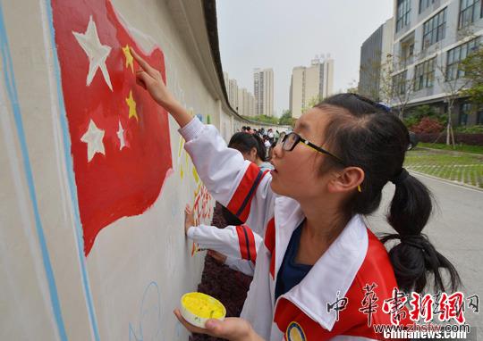 無錫中學(xué)生“裸墻”上創(chuàng)作主題畫卷