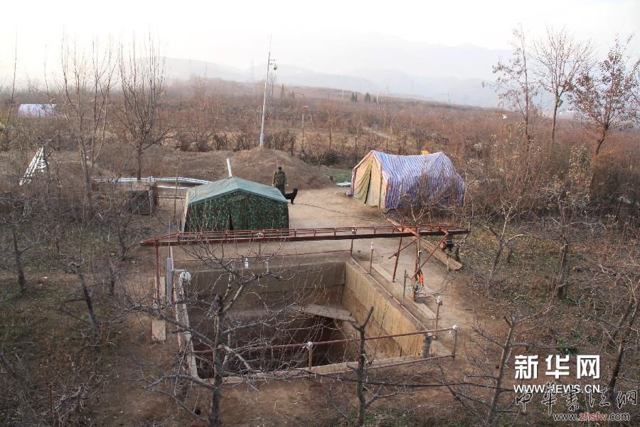 這是發(fā)掘中的寶雞石鼓山M4號(hào)西周墓葬外景（2013年12月14日攝）。 