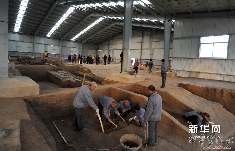 工作人員在隋煬帝墓的探方內(nèi)做清理工作（2013年11月16日攝）。