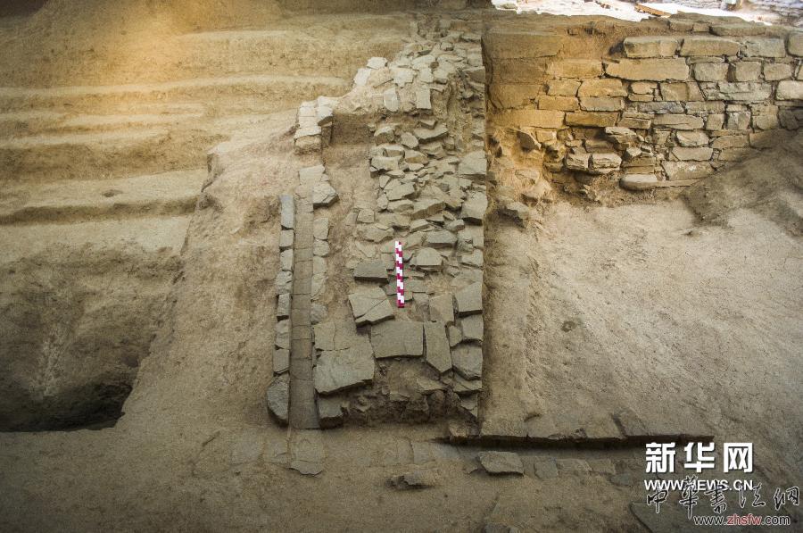 這是河南洛陽(yáng)新安漢函谷關(guān)遺址的關(guān)城東墻馬道及排水渠（資料照片）。