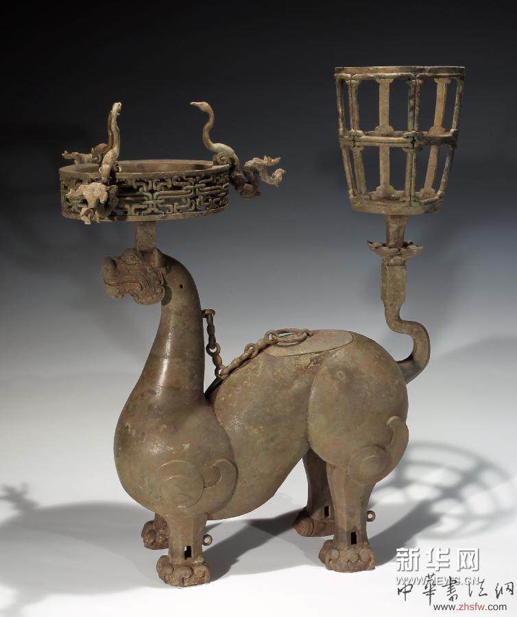 這是湖北隨州文峰塔東周墓地出土的銅燈（資料照片）。