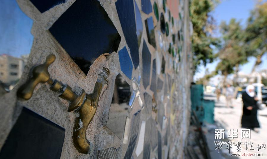 這是4月8日在敘利亞首都大馬士革馬扎區(qū)拍攝的環(huán)保壁畫中鑲嵌的廢棄水龍頭。