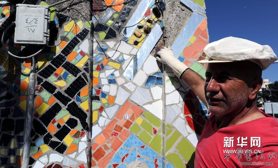 4月8日，在敘利亞首都大馬士革馬扎區(qū)，藝術(shù)工作者穆瓦法格·馬胡勒在創(chuàng)作環(huán)保壁畫。