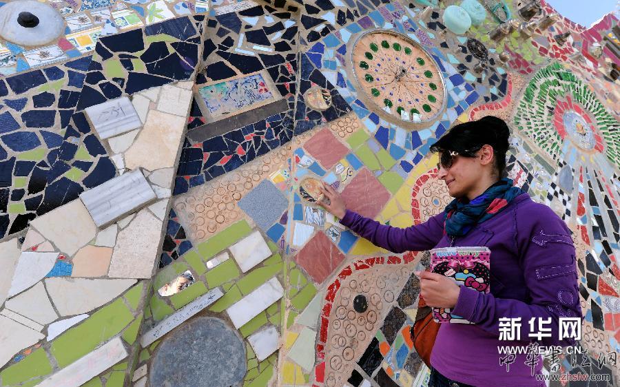 4月8日，在敘利亞首都大馬士革馬扎區(qū)，一名女子在環(huán)保壁畫前駐足觀看。