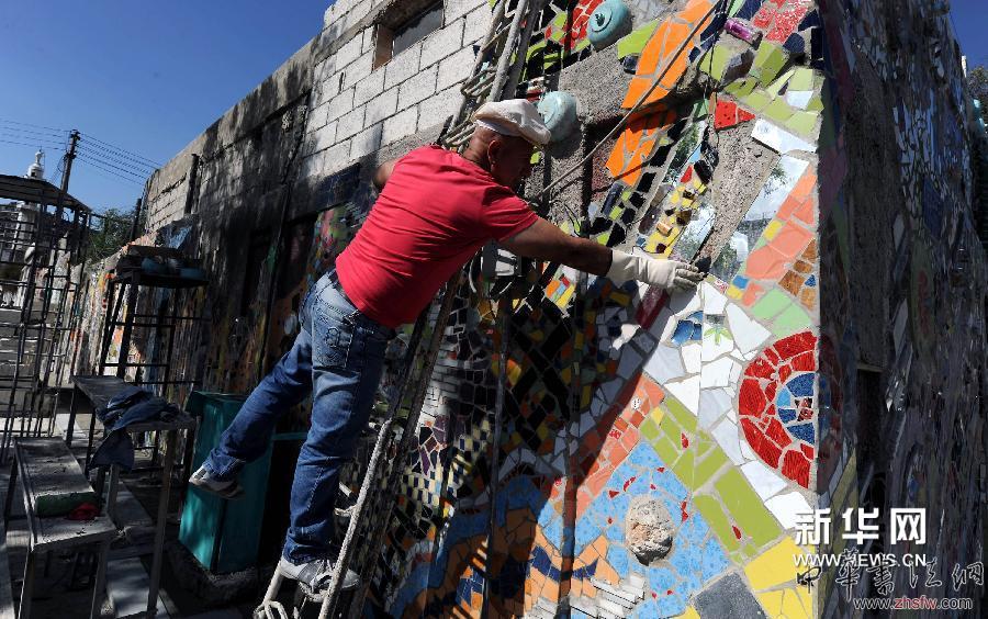 4月8日，在敘利亞首都大馬士革馬扎區(qū)，藝術(shù)工作者穆瓦法格·馬胡勒在創(chuàng)作環(huán)保壁畫。