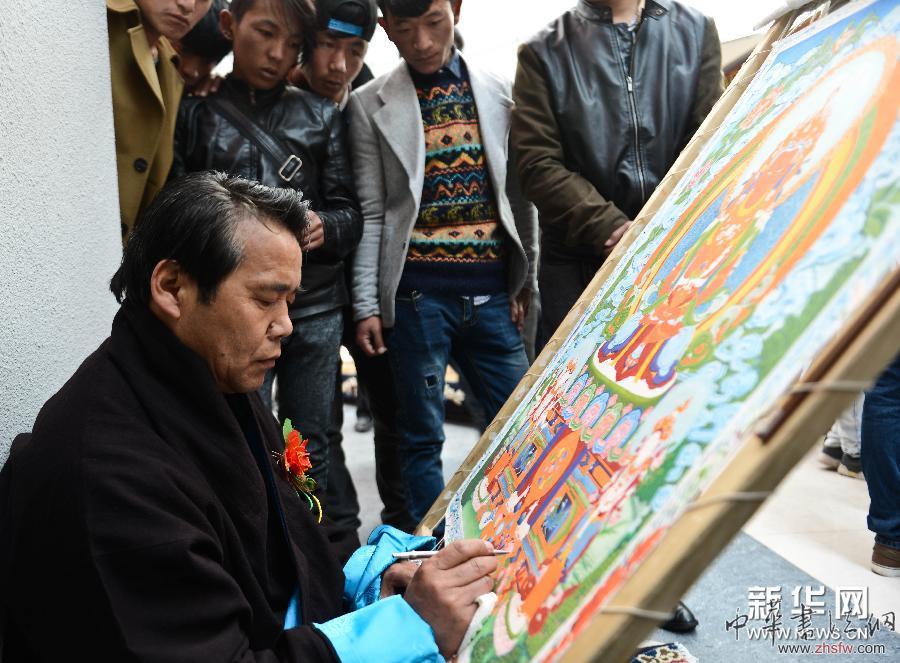 4月10日，一名欽孜派傳承人現(xiàn)場展示唐卡創(chuàng)作過程。