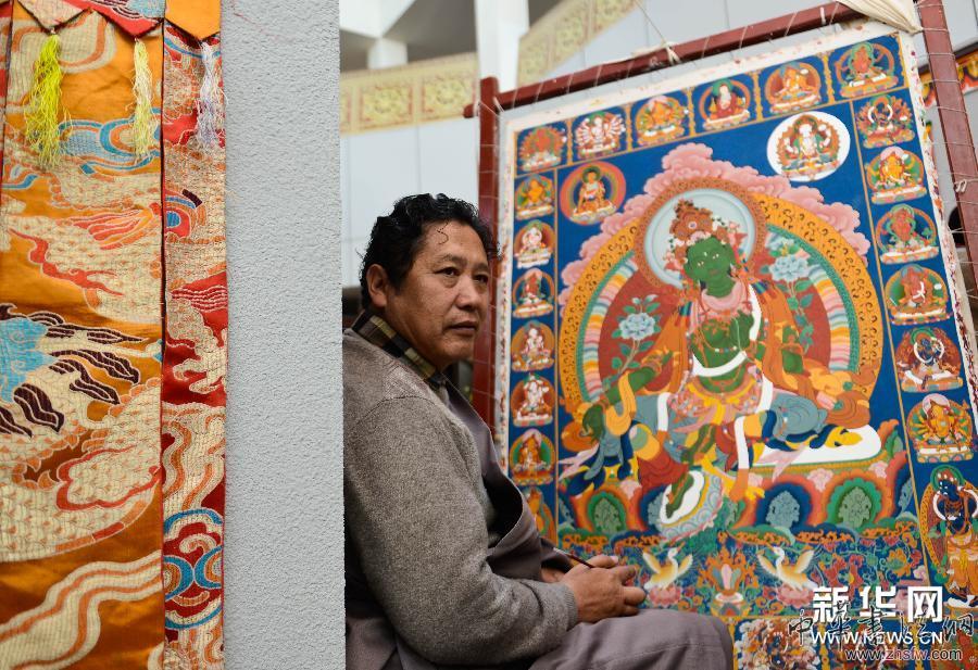 欽孜派傳承人次仁羅布和他的作品（4月10日攝）。