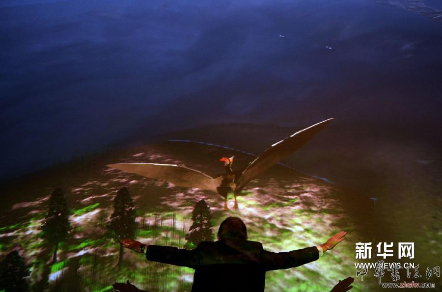 新華社照片，紐約，2014年4月1日 　?。▏?guó)際）（3）美國(guó)自然歷史博物館將舉辦大型翼龍展　　4月1日，一名研究人員在紐約美國(guó)自然歷史博物館中模仿翼龍飛行。　　當(dāng)天，美國(guó)歷史上最大的翼龍展“飛行在恐龍年代”在紐約美國(guó)自然歷史博物館進(jìn)行媒體預(yù)展，并將于4月5日向公眾開(kāi)放。本次展覽的化石復(fù)制品和模型來(lái)自美國(guó)自然歷史博物館館藏和意大利、德國(guó)、中國(guó)、美國(guó)、英國(guó)、巴西等國(guó)。除此之外，展品中還包括8件化石真品，其中一件從未在德國(guó)以外展出，還有一塊為2012年在羅馬尼亞出土的品種極為罕見(jiàn)的大型翼龍化石?！　⌒氯A社記者王雷攝 