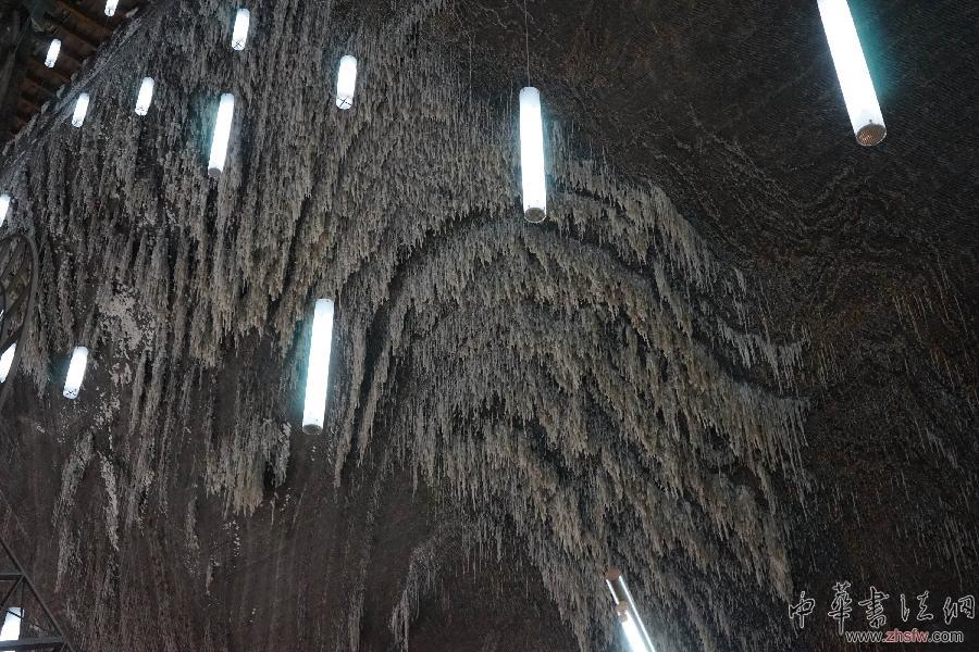 這是4月7日在羅馬尼亞圖爾達(dá)的鹽礦博物館內(nèi)拍攝的鐘乳石般的鹽柱。