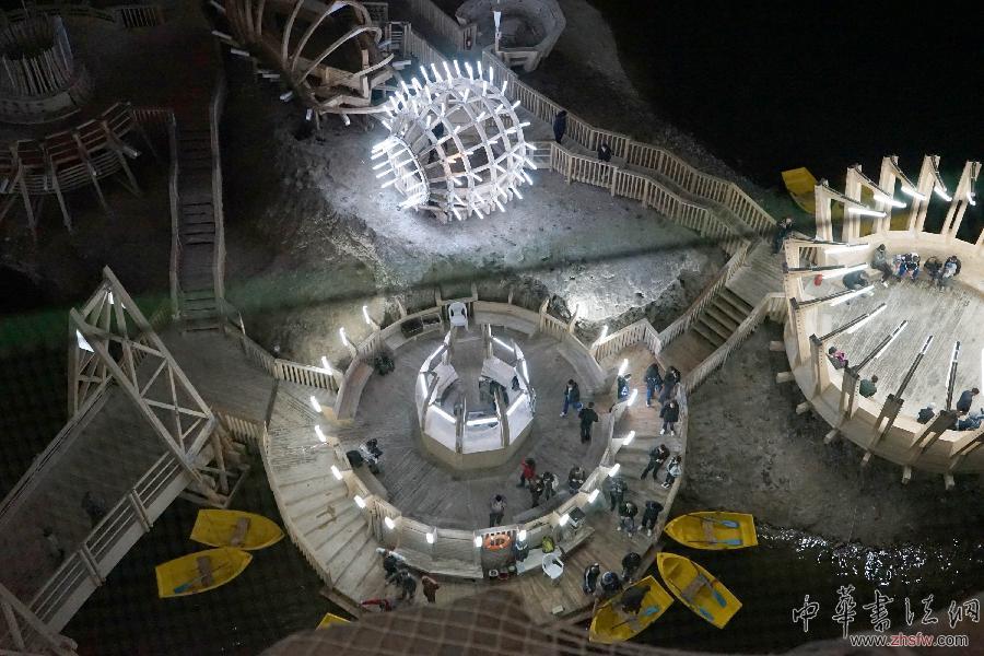 這是4月7日在羅馬尼亞圖爾達(dá)的鹽礦博物館內(nèi)拍攝的鹽湖娛樂(lè)區(qū)。