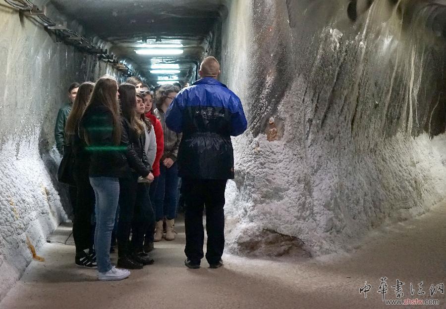 4月7日，在羅馬尼亞圖爾達(dá)的鹽礦博物館，一名工作人員為參觀的中學(xué)生講解。