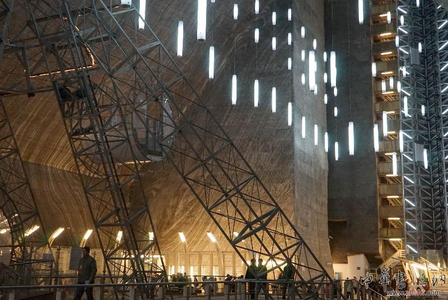 這是4月7日在羅馬尼亞圖爾達拍攝的鹽礦博物館內(nèi)景。