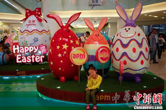 北京街頭現(xiàn)卡通彩蛋迎復活節(jié)
