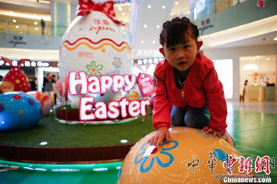 北京街頭現(xiàn)卡通彩蛋迎復活節(jié)