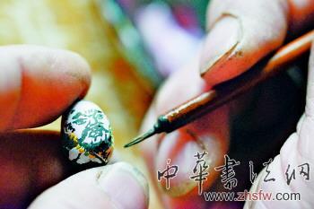 山東鄉(xiāng)土藝人在蓮子上畫108個水滸人物