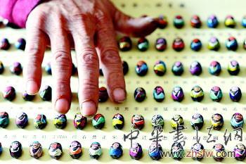 山東鄉(xiāng)土藝人在蓮子上畫108個水滸人物