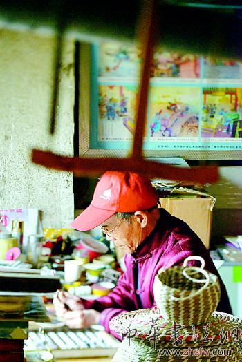 山東鄉(xiāng)土藝人在蓮子上畫108個水滸人物