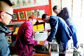 山東鄉(xiāng)土藝人在蓮子上畫108個水滸人物