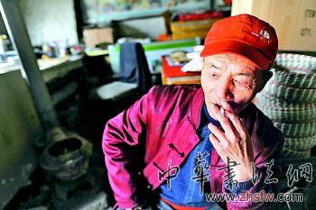 山東鄉(xiāng)土藝人在蓮子上畫108個水滸人物