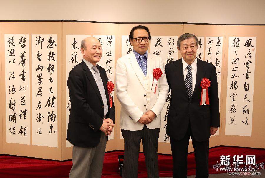 中國書法家何奇耶徒在日舉行書法展 圖 (XHDW)(1)中國書法家何奇耶徒在日舉行書法展