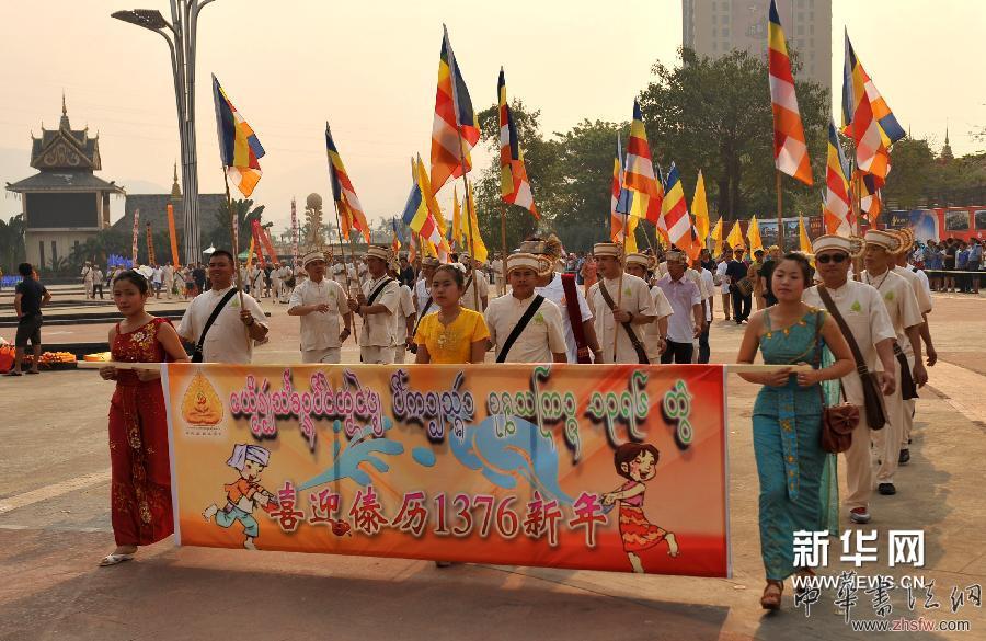 4月14日，在云南西雙版納景洪市，傣族群眾參加2014年西雙版納潑水節(jié)暨傣歷1376年新年節(jié)慶?；顒印? /></P>

        <div   id=