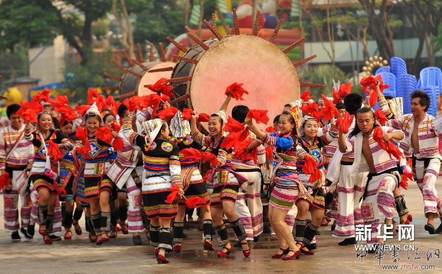 4月14日，在云南西雙版納景洪市，基諾族群眾參加2014年西雙版納潑水節(jié)暨傣歷1376年新年節(jié)慶?；顒印? /></P>

        <div   id=