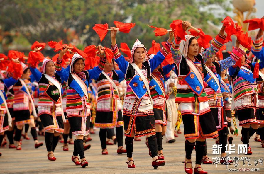 4月14日，在云南西雙版納景洪市，少數(shù)民族婦女參加2014年西雙版納潑水節(jié)暨傣歷1376年新年節(jié)慶?；顒?。