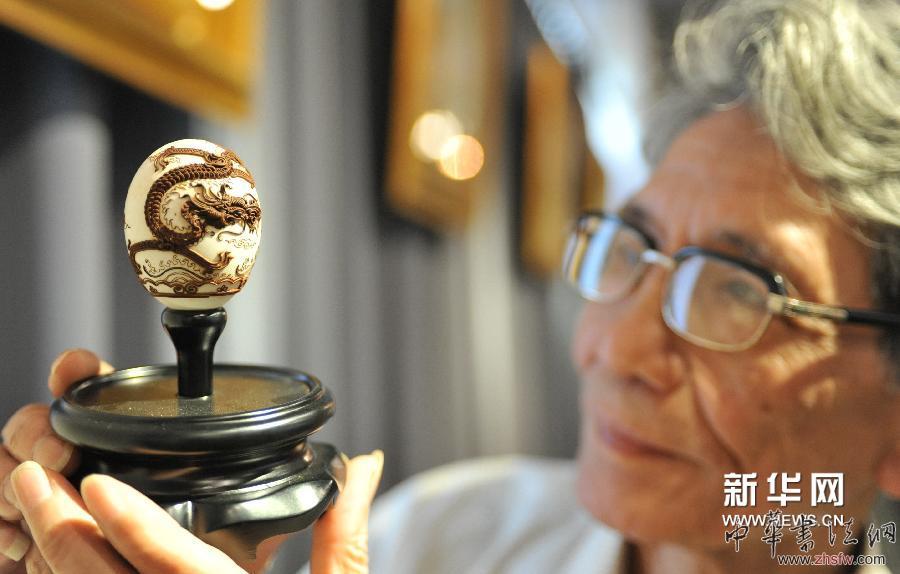 4月13日，蔡水況展示自己于20世紀(jì)70年代創(chuàng)新的《蛋殼漆線龍》作品。