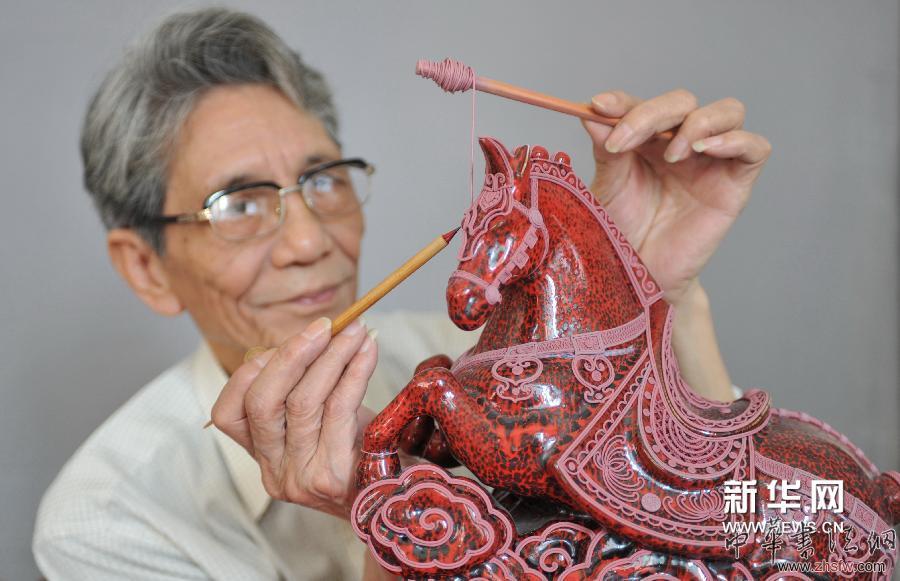 4月13日，蔡水況展示漆線雕線條技藝制作工序。