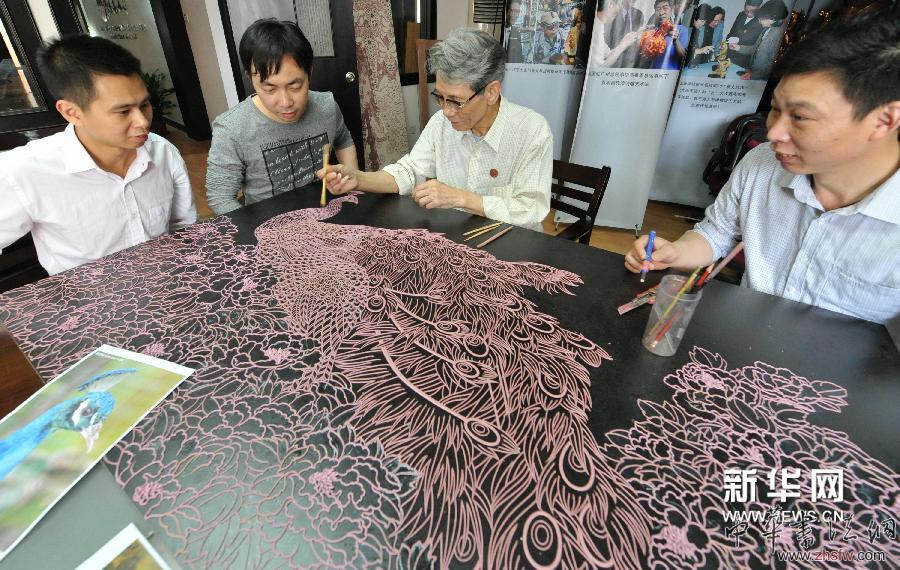 4月13日，蔡水況（右二）為蔡氏漆線雕技藝傳習(xí)所的學(xué)生指導(dǎo)創(chuàng)作一幅漆線雕作品。