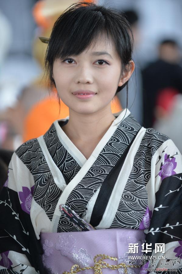 4月13日,一名Cosplay愛好者在展會上表演。