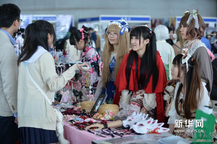 4月13日，動(dòng)漫愛(ài)好者在展會(huì)上售賣(mài)動(dòng)漫周邊產(chǎn)品。