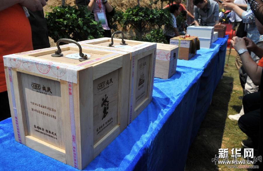 “冰島”春茶拍賣價(jià)千克破十萬 組圖 (服務(wù)專線)(2)“冰島”春茶拍賣價(jià)千克破十萬