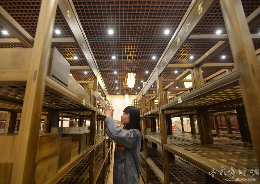 請(qǐng)以此說明為準(zhǔn)！#（文化）（4）高精復(fù)制版《四庫全書》亮相揚(yáng)州