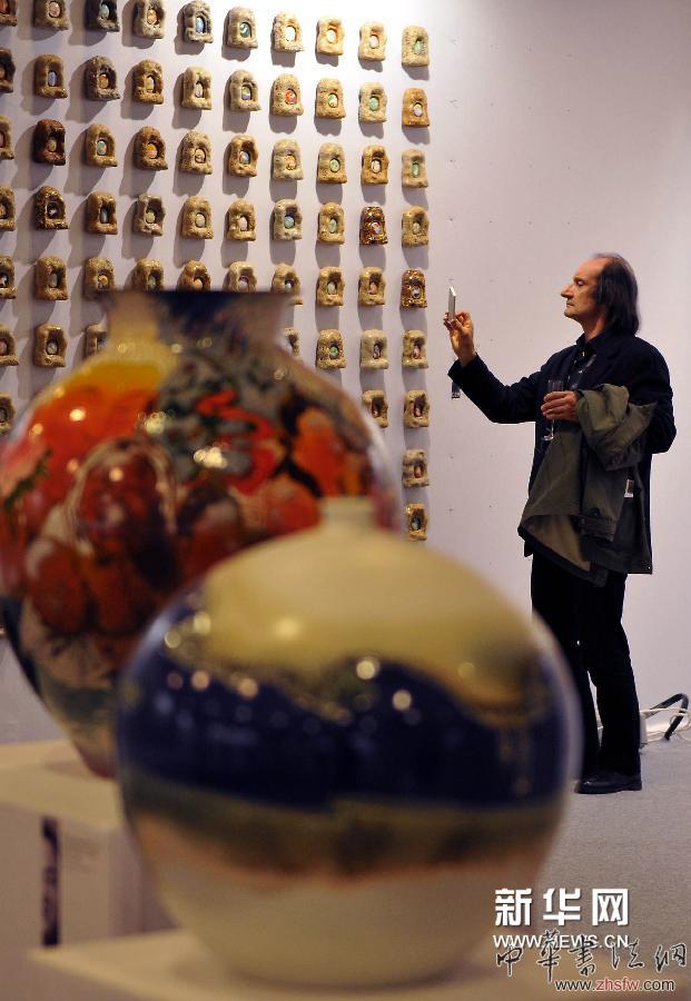 4月17日，在法國(guó)巴黎盧浮宮，一名觀眾觀看展覽。