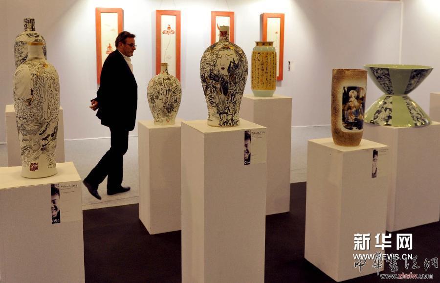  4月17日，在法國巴黎盧浮宮，一名觀眾在觀看展覽。