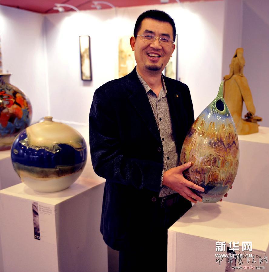 4月17日，在法國巴黎盧浮宮，陶藝創(chuàng)作者熊軍介紹自己創(chuàng)作的作品。 