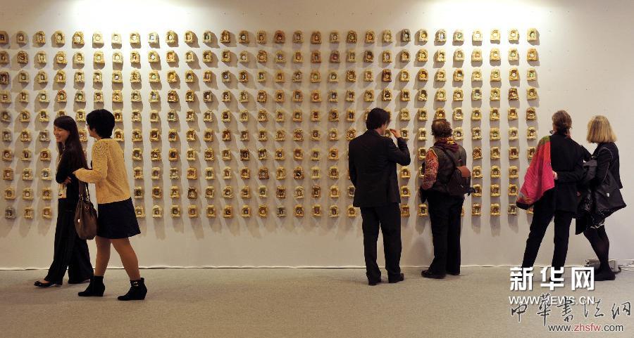 4月17日，在法國巴黎盧浮宮，觀眾在觀看展覽。