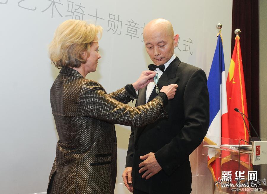 葛優(yōu)被授予法國(guó)文學(xué)藝術(shù)騎士勛章 組圖 (文化)(3)葛優(yōu)被授予法國(guó)文學(xué)藝術(shù)騎士勛章