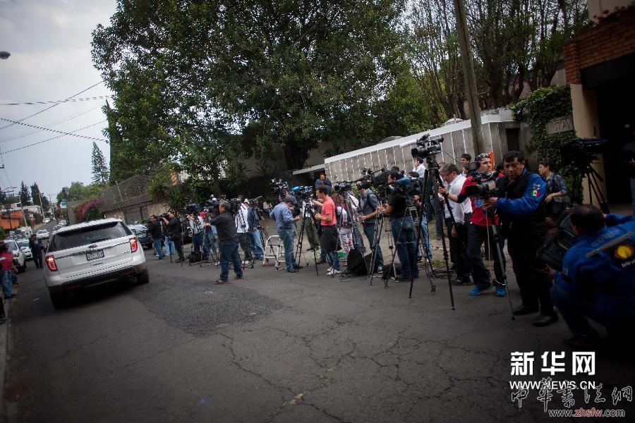 4月17日，在墨西哥首都墨西哥城，媒體記者守候在馬爾克斯的住宅外。（新華社發(fā) 佩德羅·梅拉攝） 