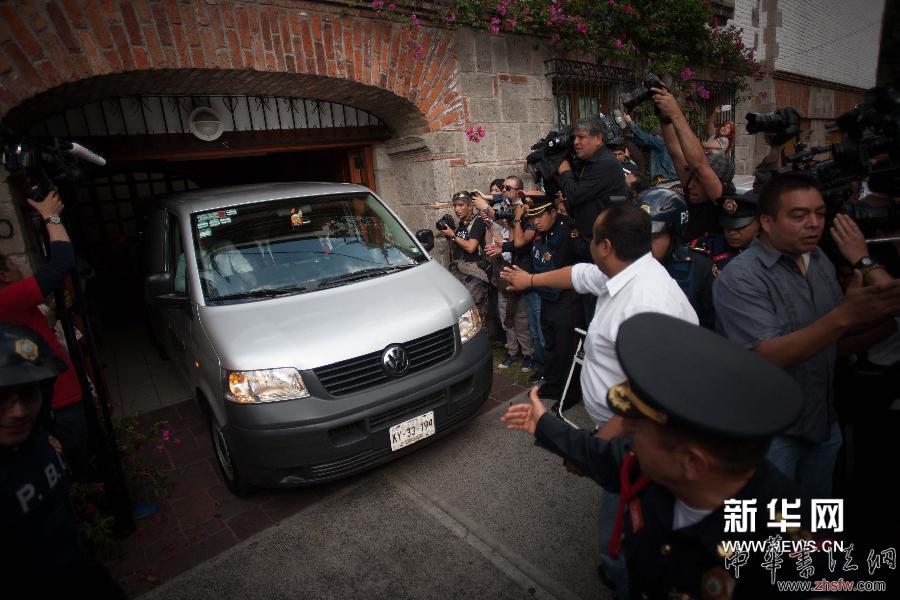 4月17日，在墨西哥首都墨西哥城，一輛殯儀車駛出馬爾克斯的家。（新華社發(fā) 佩德羅·梅拉攝）  