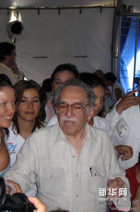 這是2007年3月19日在哥倫比亞卡塔赫納拍攝的馬爾克斯（中）的資料照片。