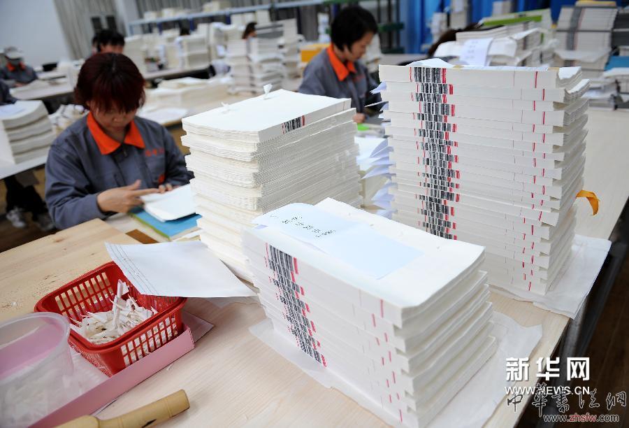 4月16日，裝訂車間工人在為《四庫全書》書頁“齊欄”。