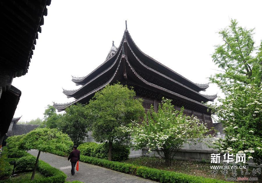 4月16日，一位市民從即將展出《四庫全書》首套復(fù)制件的揚(yáng)州天寧寺萬佛樓附近走過。