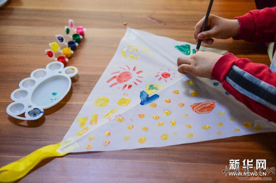 春日繪風(fēng)箏 小手畫(huà)夢(mèng)想 圖 (晚報(bào))(1)春日繪風(fēng)箏 小手畫(huà)夢(mèng)想