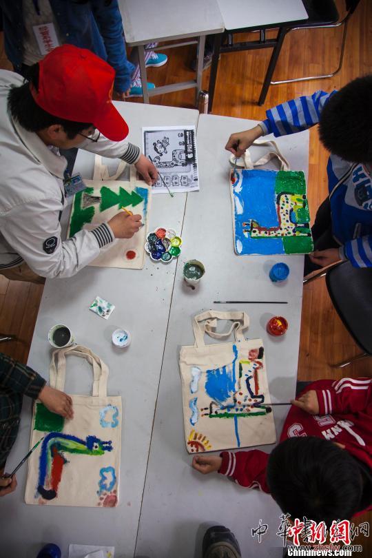 無(wú)錫青少年手繪書(shū)袋倡導(dǎo)讀書(shū)日 圖